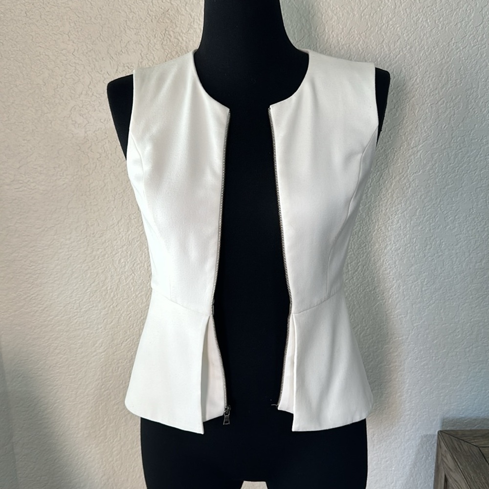 BCBGMAXAZRIA Womens Abrielle Sleeveless Peplum Top in White XS - Picture 7 of 13